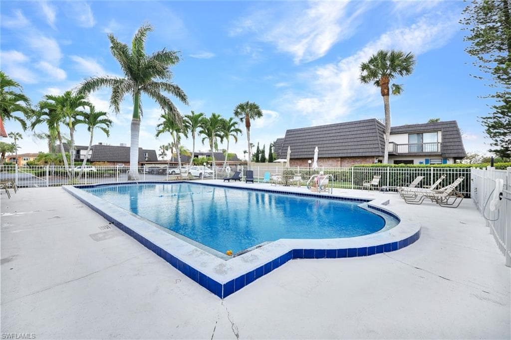 128 Lake Point Ln, Naples, FL 34112-32