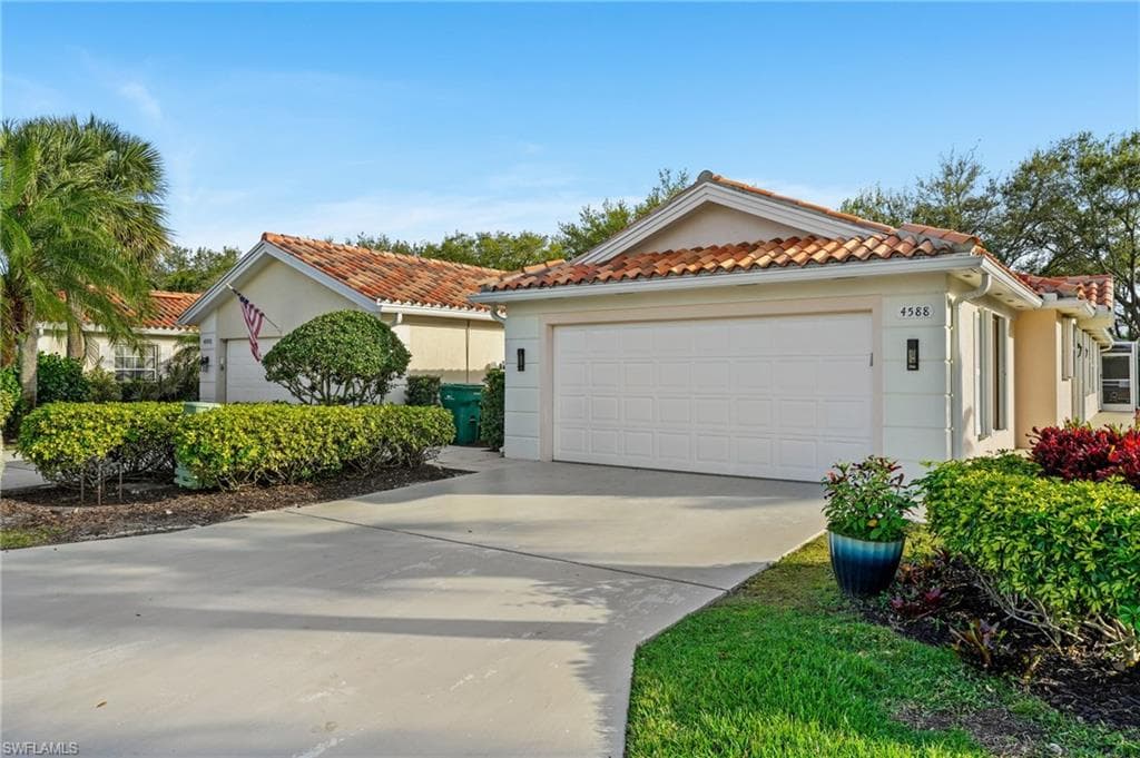 4588 Pasadena Ct, Naples, FL 34109-1