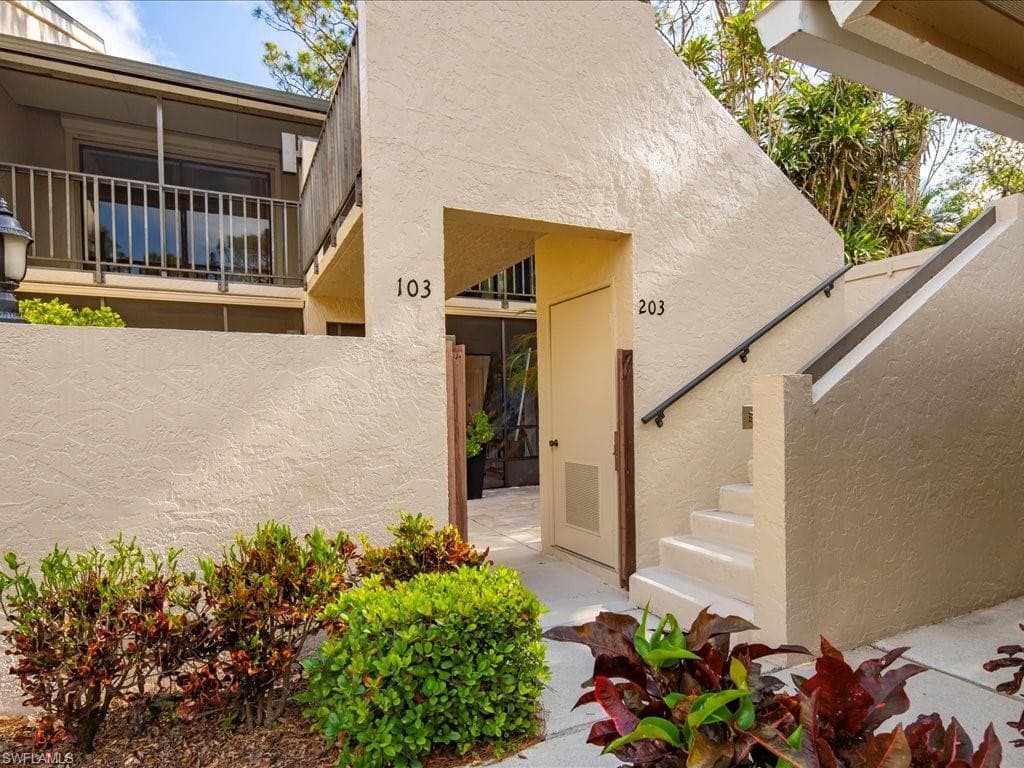 15330 Cedarwood Ln 103, Naples, FL 34110-1