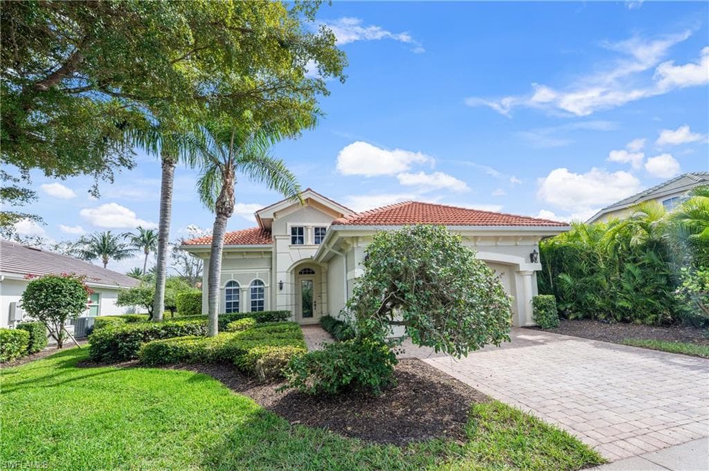 6968 Mauna Loa Ln, Naples, FL 34113-1