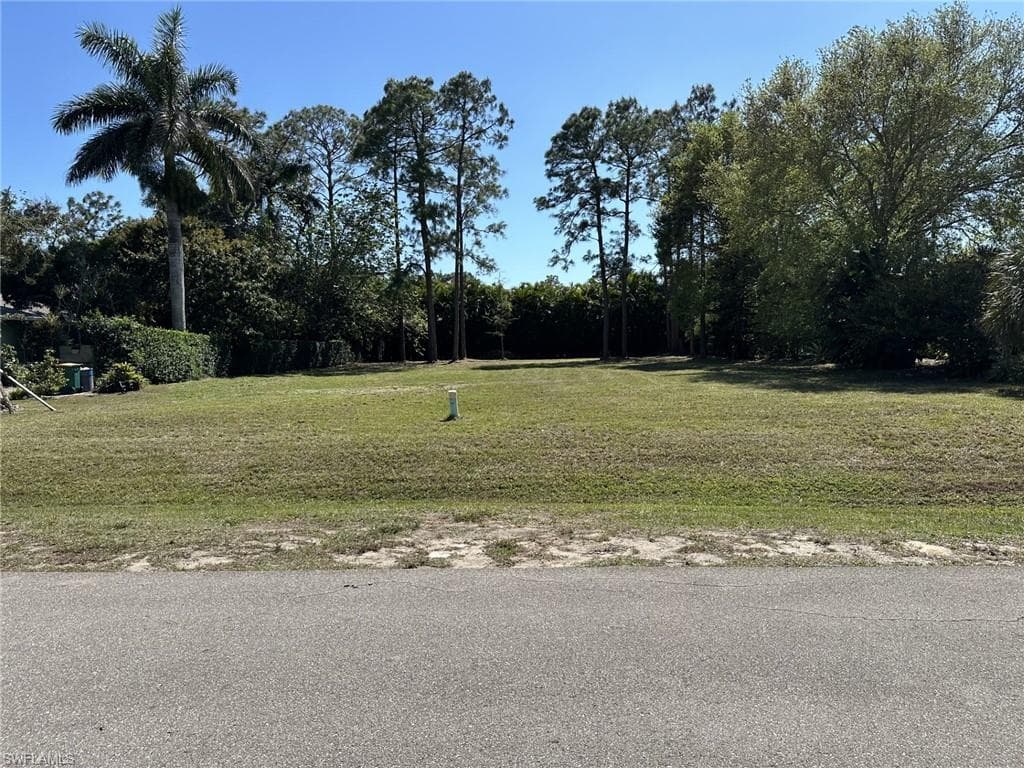 734 Pine Cone Ln, Naples, FL 34104-2