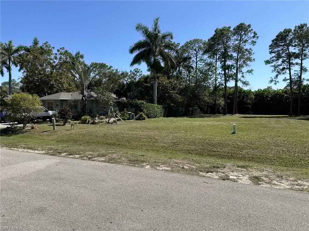 734 Pine Cone Ln, Naples, FL 34104-3