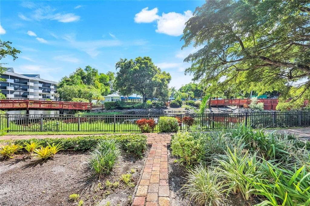 600 Neapolitan Way 105, Naples, FL 34103-4