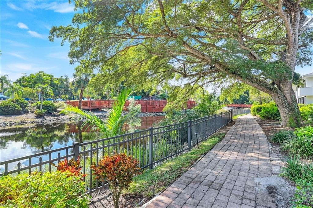 600 Neapolitan Way 105, Naples, FL 34103-5