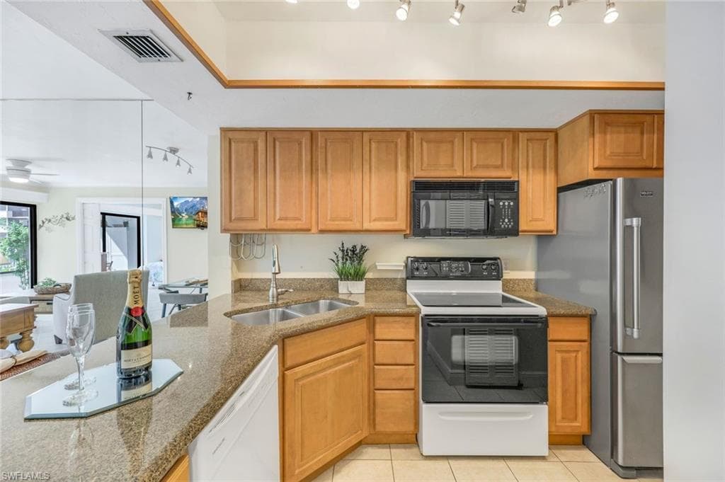 600 Neapolitan Way 105, Naples, FL 34103-6