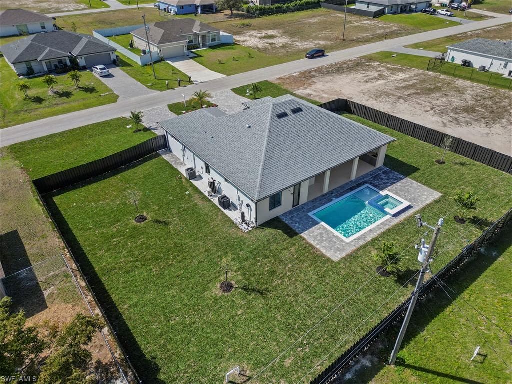 611 25th Ter, Cape Coral, FL 33993-3