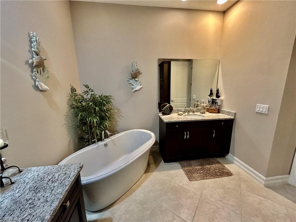 7813 Hawthorne Dr 2403, Naples, FL 34113-37