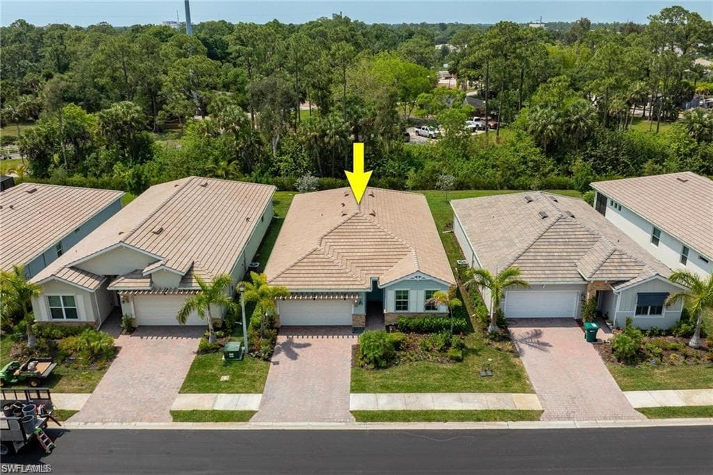 299 Tamarindo Ln, Naples, FL 34114-18
