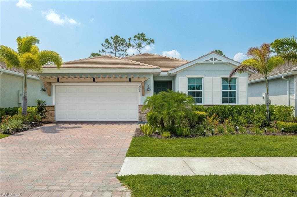 299 Tamarindo Ln, Naples, FL 34114-1
