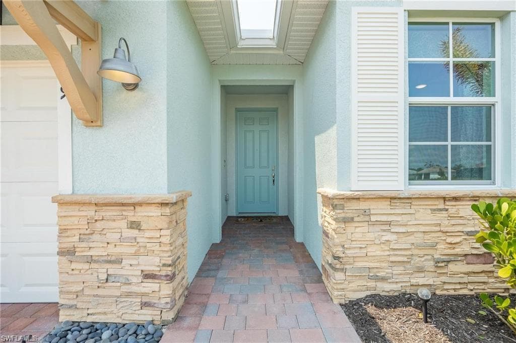 299 Tamarindo Ln, Naples, FL 34114-3