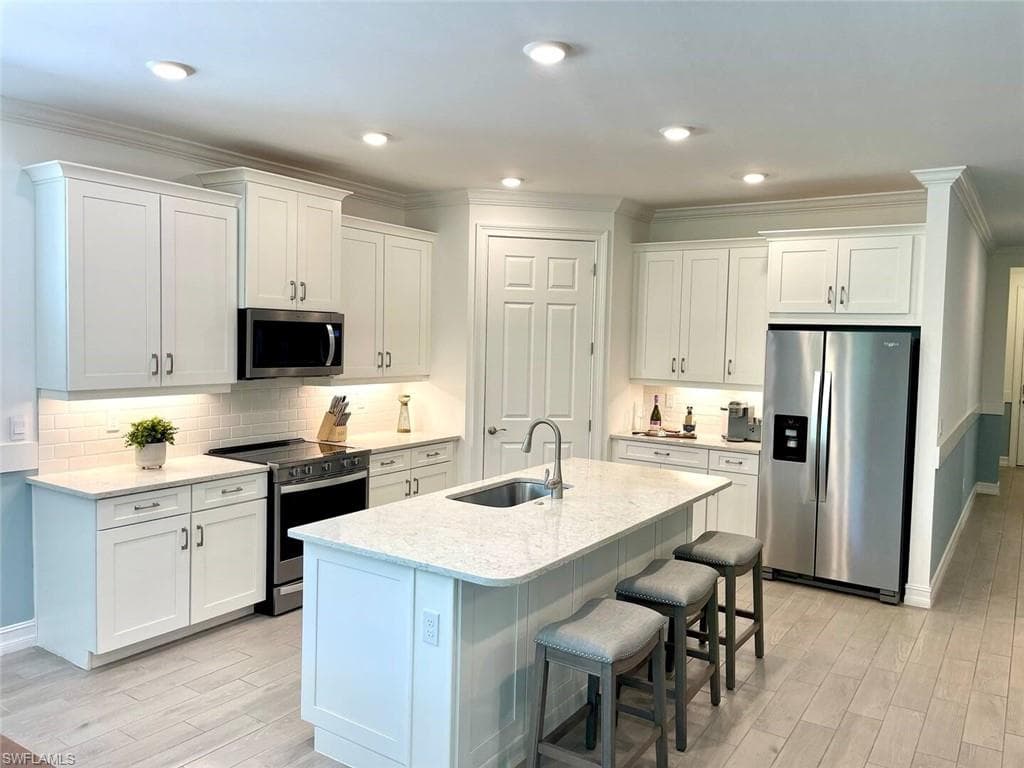 299 Tamarindo Ln, Naples, FL 34114-4
