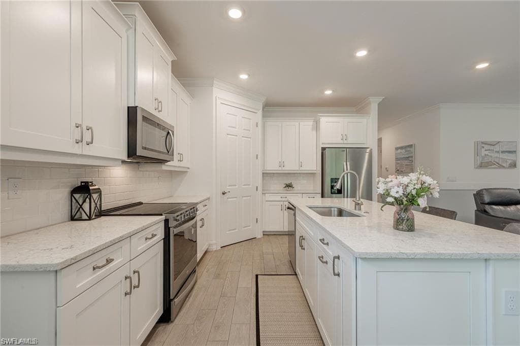 299 Tamarindo Ln, Naples, FL 34114-7