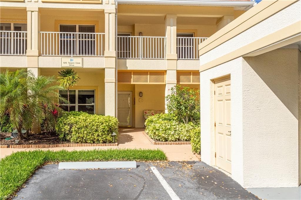 1015 Tarpon Cove Dr 1403, Naples, FL 34110-4
