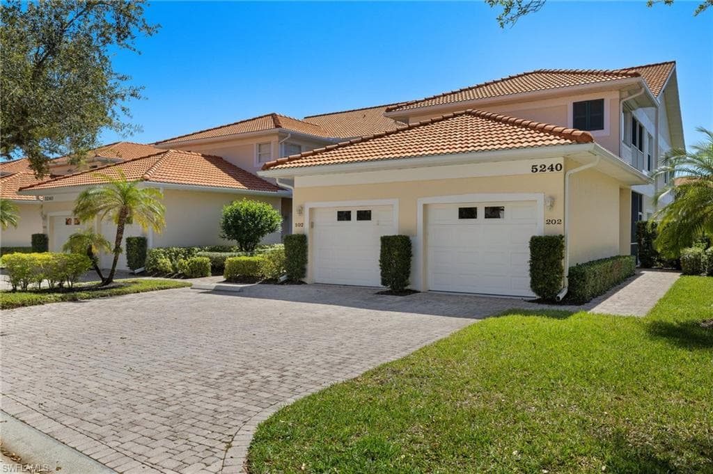 5240 Birmingham Dr 202, Naples, FL 34110-1