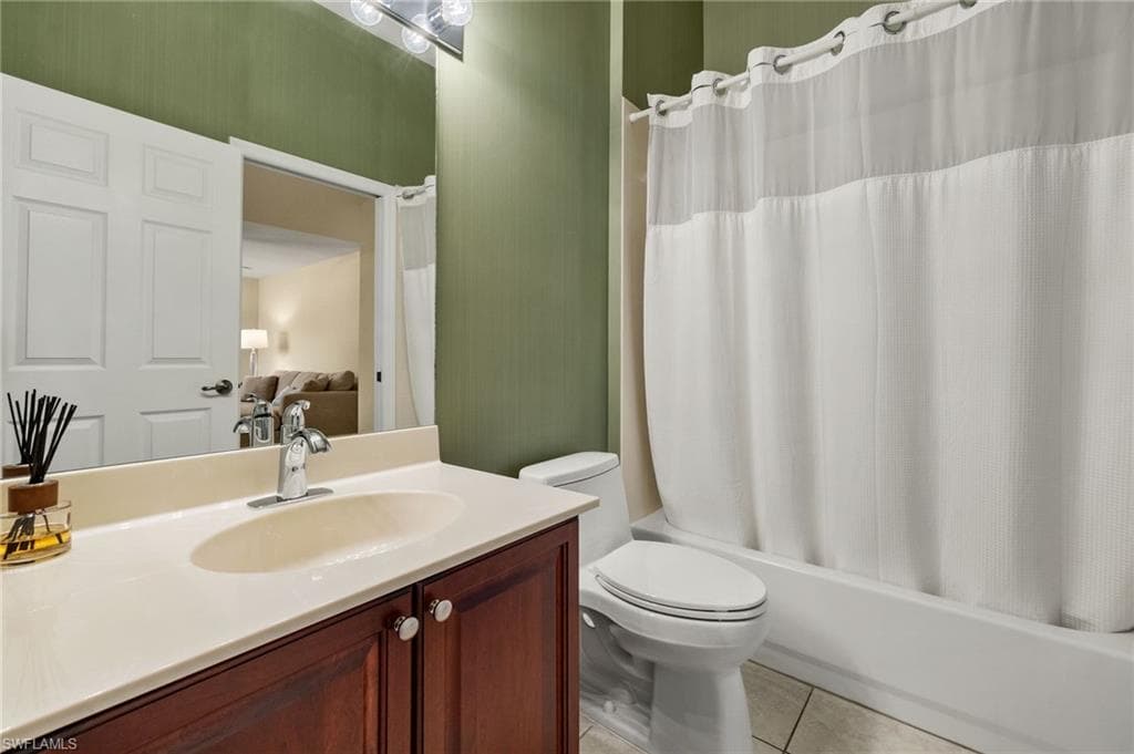 5240 Birmingham Dr 202, Naples, FL 34110-25