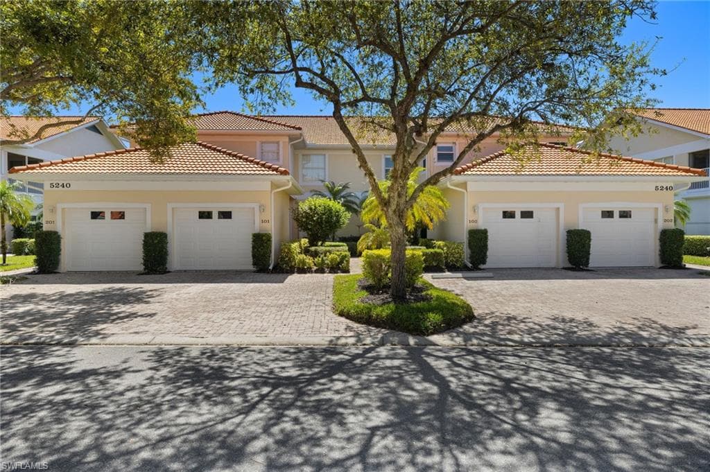 5240 Birmingham Dr 202, Naples, FL 34110-3