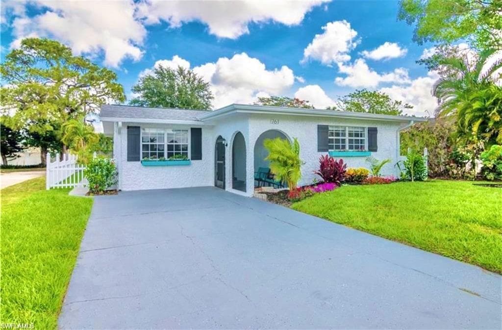 761 95th Ave N, Naples, FL 34108-1