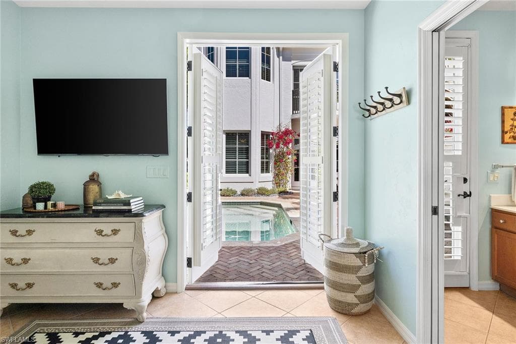 425 2nd Ave S A1, Naples, FL 34102-34