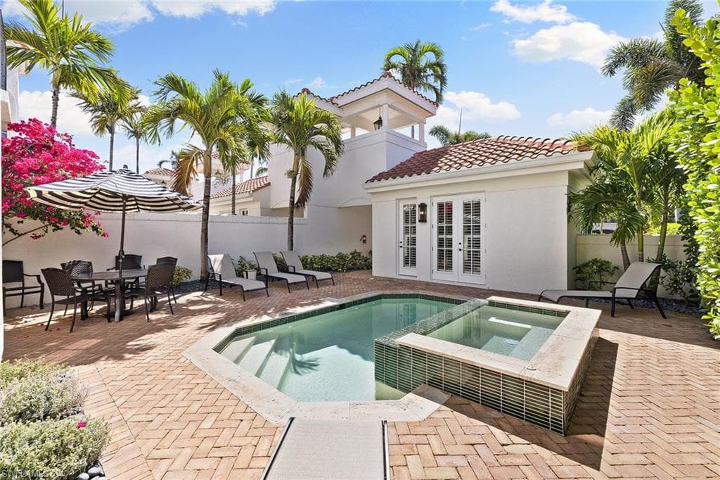 425 2nd Ave S A1, Naples, FL 34102-37