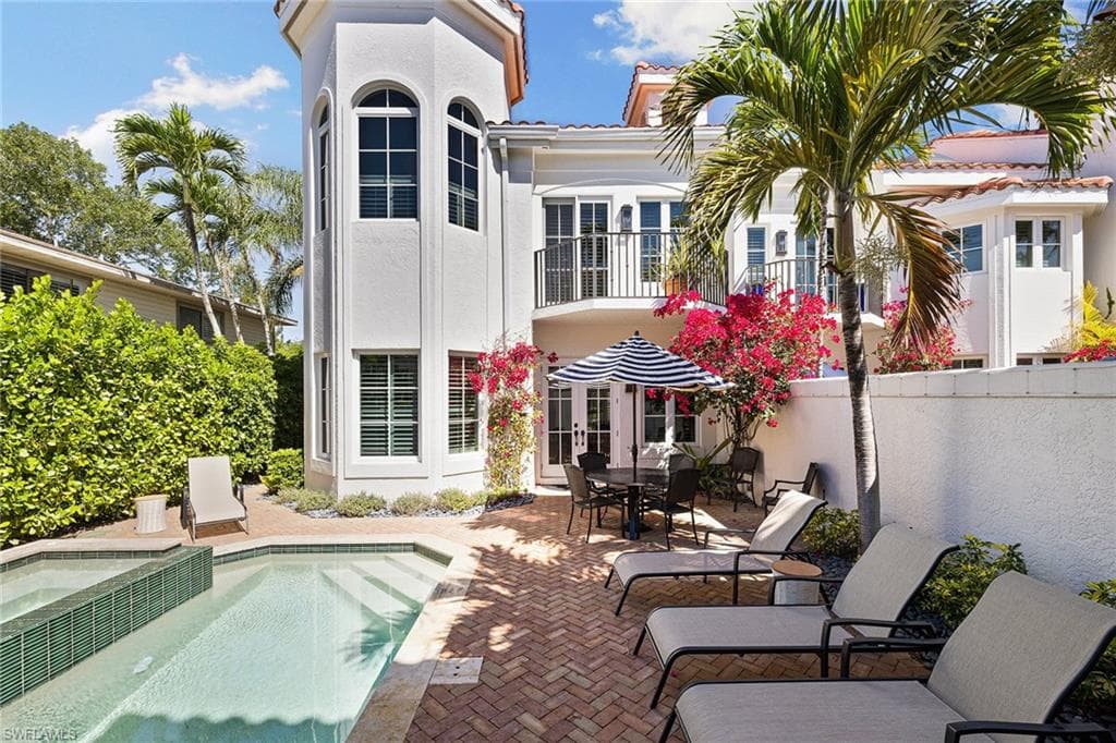425 2nd Ave S A1, Naples, FL 34102-39
