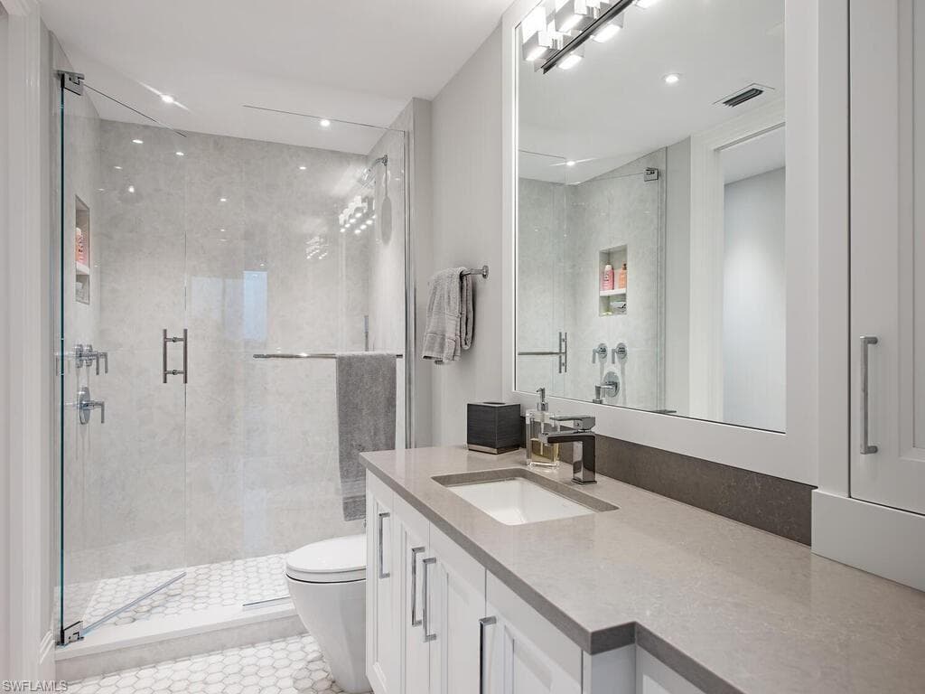60 Seagate Dr 606, Naples, FL 34103-22