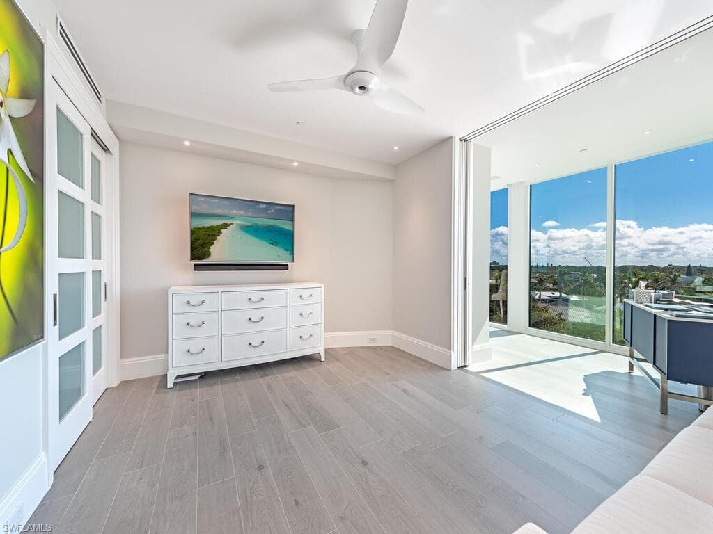 60 Seagate Dr 606, Naples, FL 34103-23