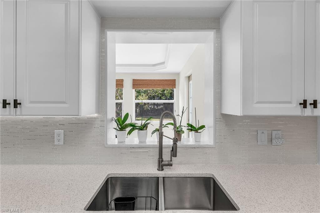 1136 Illinois Dr, Naples, FL 34103-8