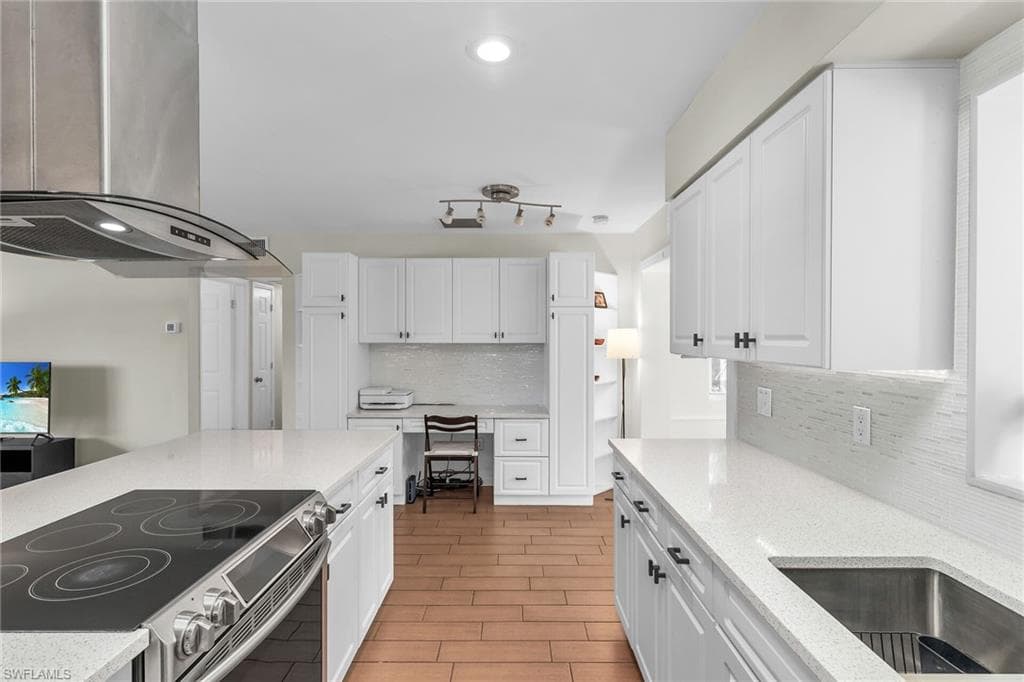 1136 Illinois Dr, Naples, FL 34103-9