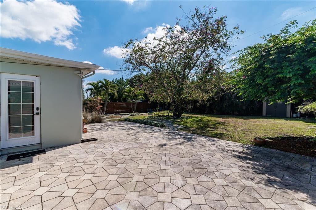 1136 Illinois Dr, Naples, FL 34103-18