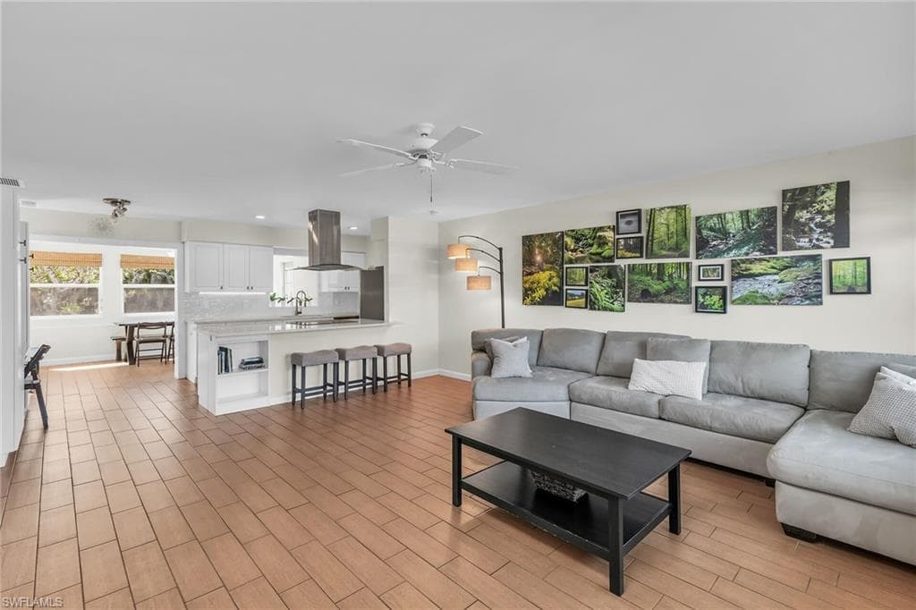 1136 Illinois Dr, Naples, FL 34103-1