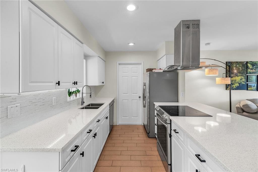 1136 Illinois Dr, Naples, FL 34103-6