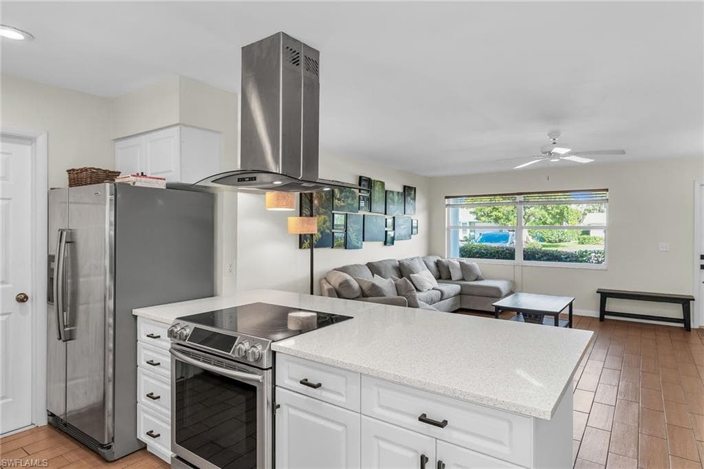 1136 Illinois Dr, Naples, FL 34103-7