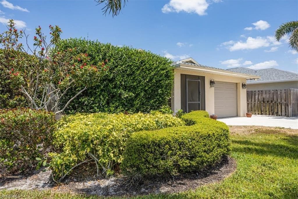 569 98th Ave N, Naples, FL 34108-3
