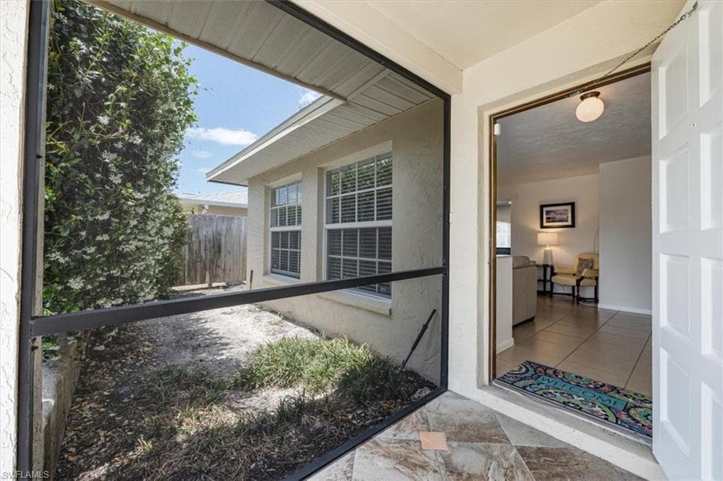 569 98th Ave N, Naples, FL 34108-4
