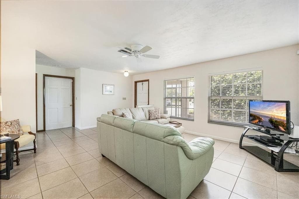 569 98th Ave N, Naples, FL 34108-7