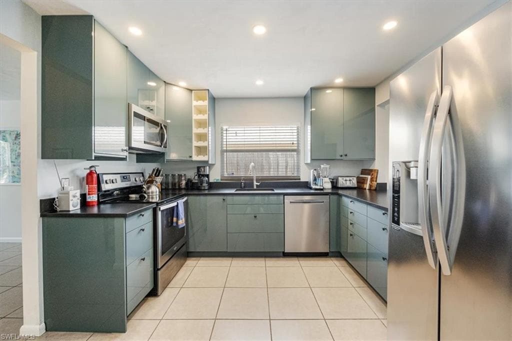 569 98th Ave N, Naples, FL 34108-8