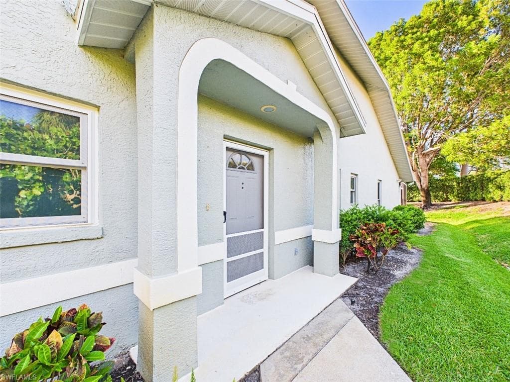 1704 Royal Cir 602, Naples, FL 34112-3