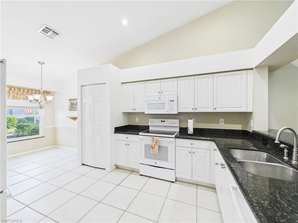 1704 Royal Cir 602, Naples, FL 34112-6