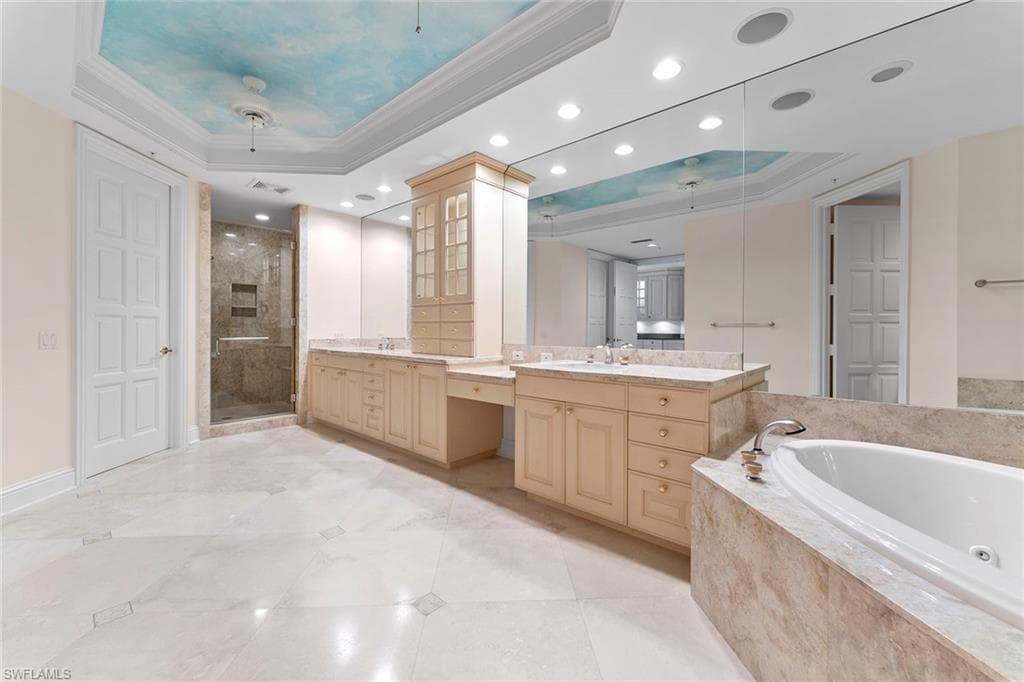 81 Seagate Dr 801, Naples, FL 34103-19