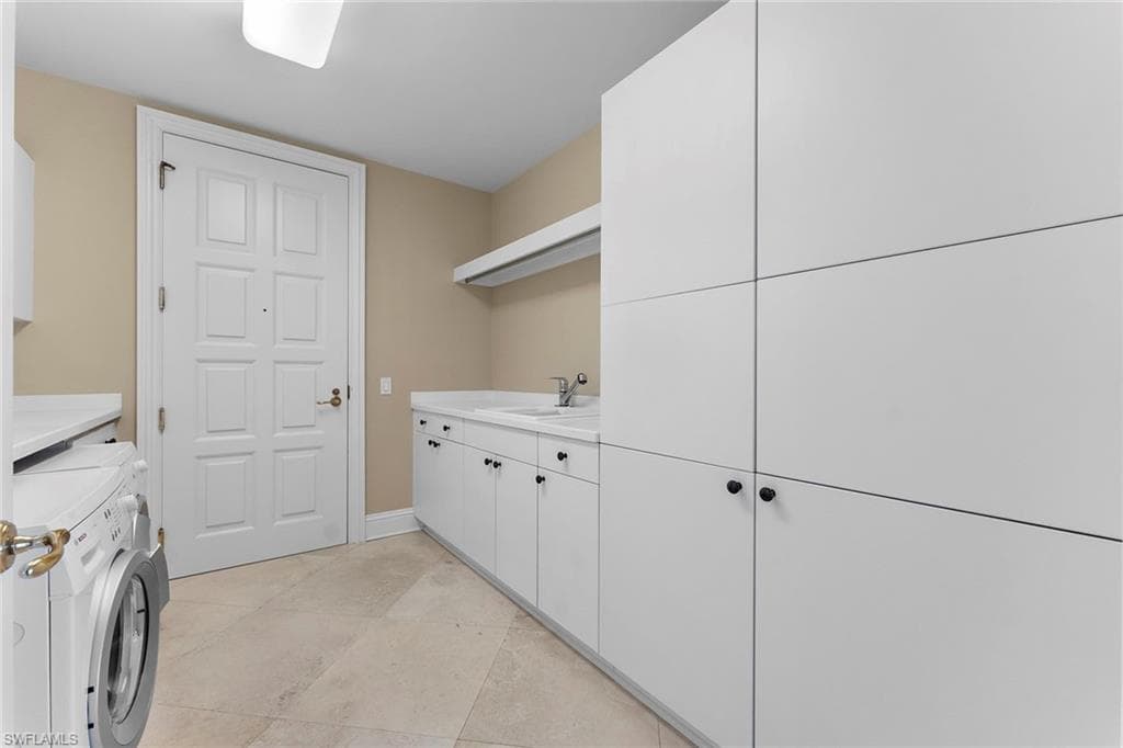 81 Seagate Dr 801, Naples, FL 34103-36