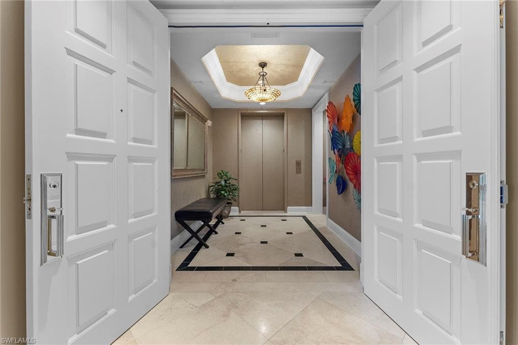 81 Seagate Dr 801, Naples, FL 34103-3