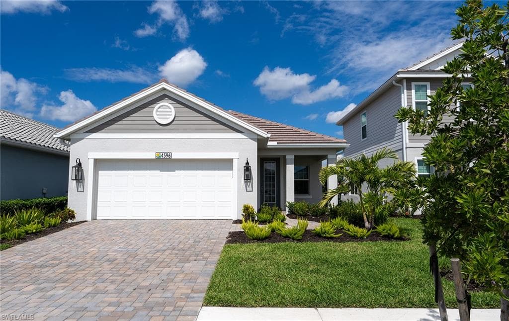 4596 Centaurus Cir, Naples, FL 34120-1