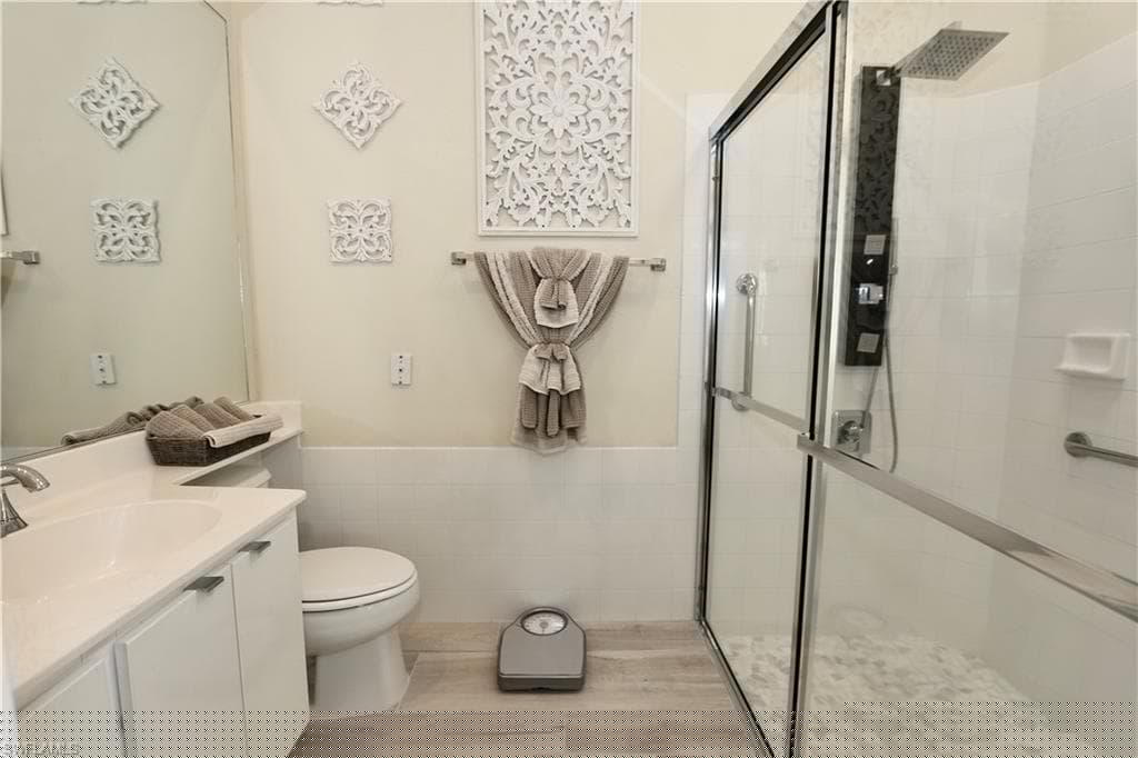 5495 Freeport Ln, Naples, FL 34119-19