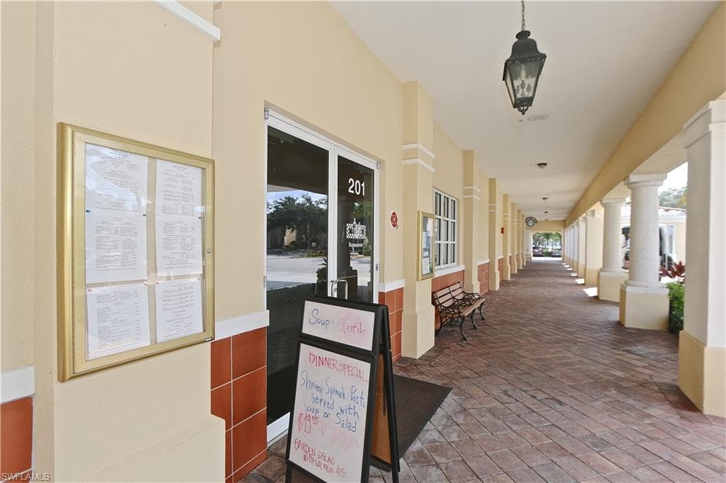 5495 Freeport Ln, Naples, FL 34119-37