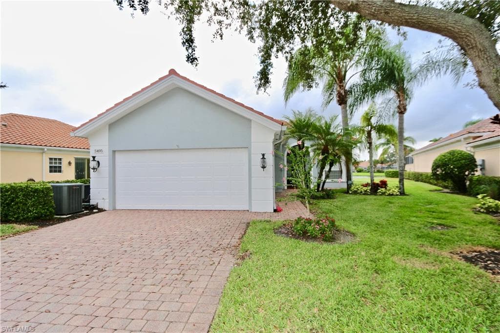 5495 Freeport Ln, Naples, FL 34119-3