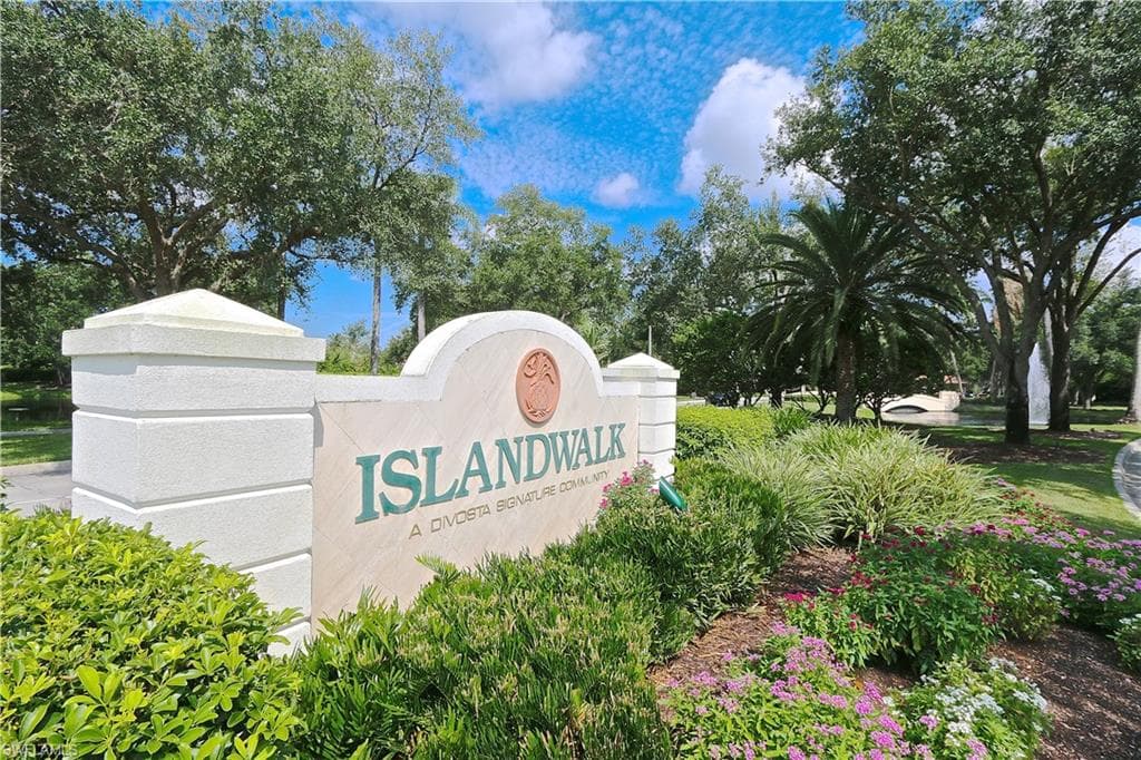5495 Freeport Ln, Naples, FL 34119-42