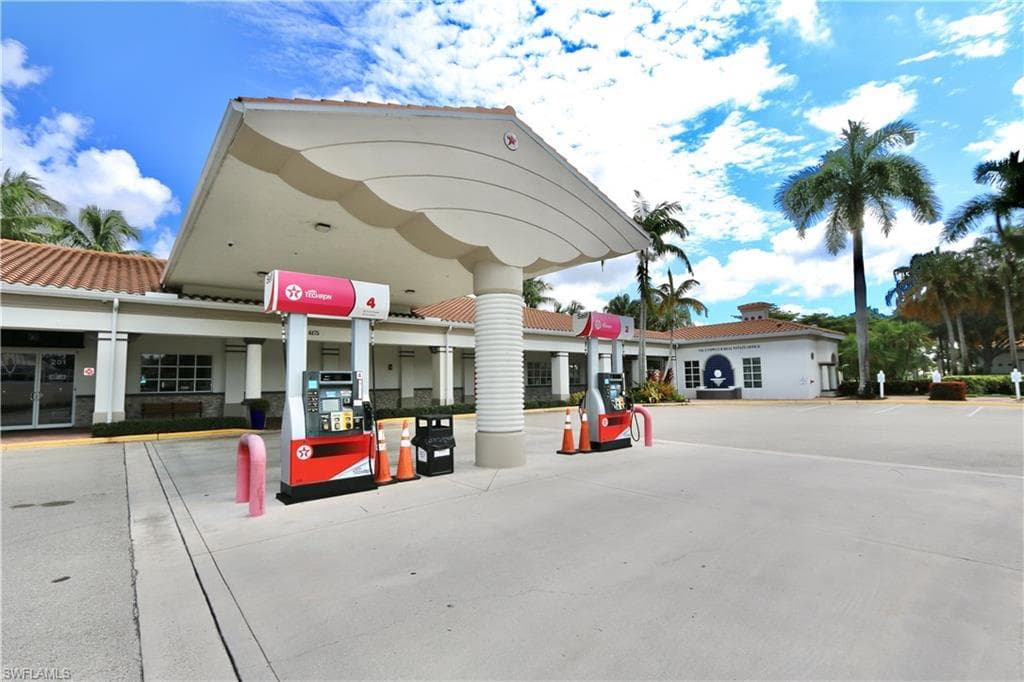 5495 Freeport Ln, Naples, FL 34119-46