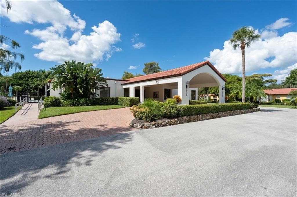 1085 Forest Lakes Dr 8105, Naples, FL 34105-17