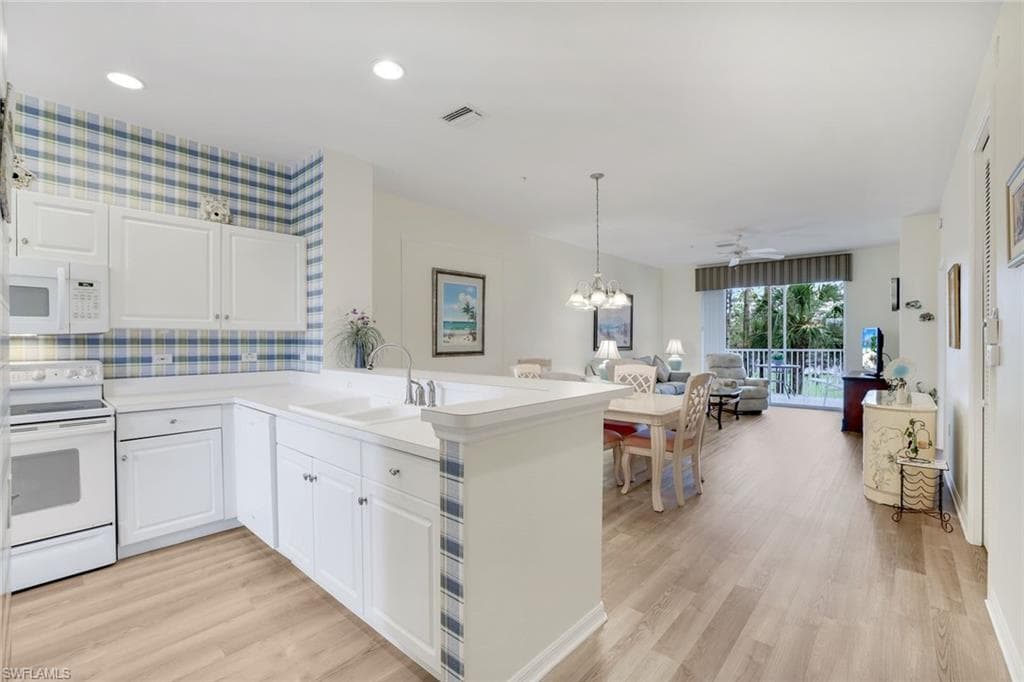 8259 Parkstone Pl 203, Naples, FL 34120-4