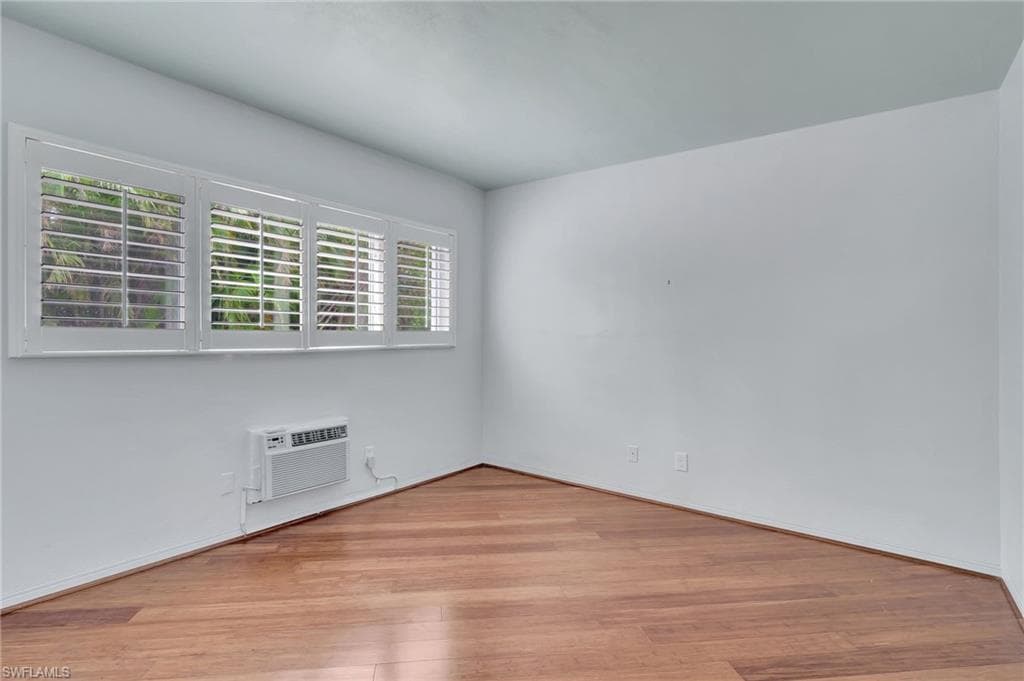 550 4th Ave S 9, Naples, FL 34102-15